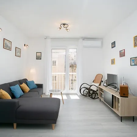 Uncle Albertʹs Appartement *