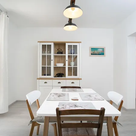 Apartment Uncle Albertʹs Trogir