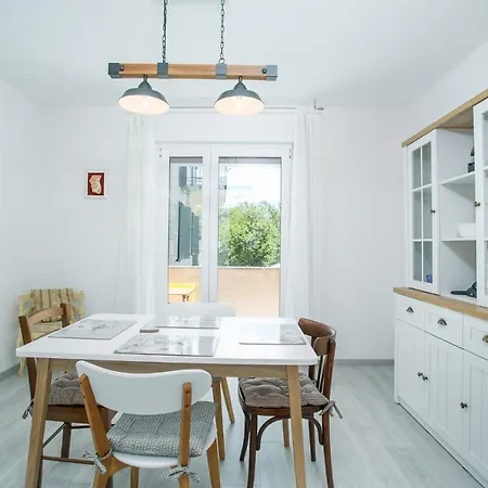 Uncle Albertʹs 公寓 特罗吉尔