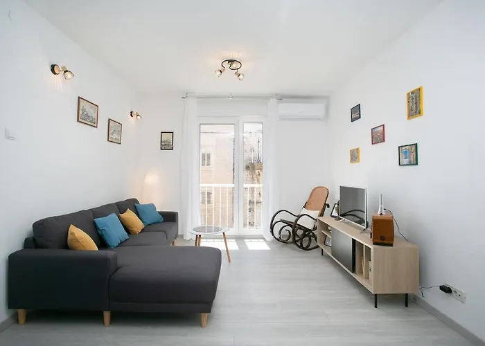 Uncle Albertʹs Apartament *